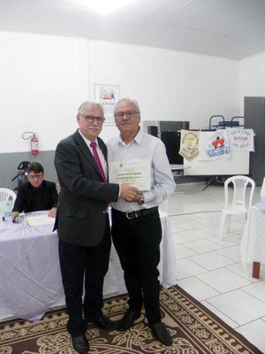 O Excelentíssimo Senhor Prefeito Municipal Naldo Wiegert entregando o certificado ao senhor Olavo Brand