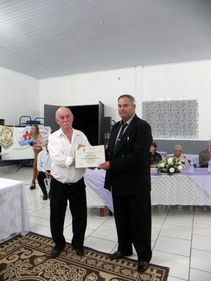 O Vereador Irani Oliveira da Rosa entregando o certificado ao homenageado, senhor Agenor Silva