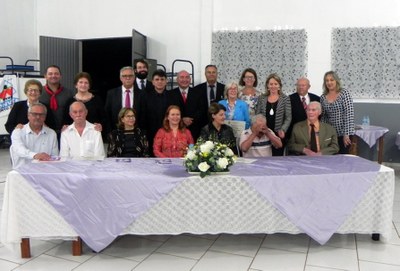 Os Vereadores Municipais com os homenageados e autoridades presentes